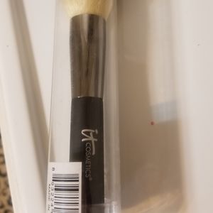 IT cosmetics Heavenly brush #8